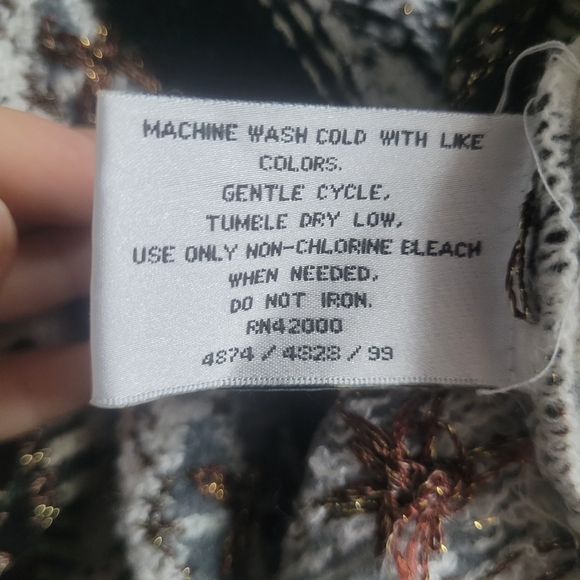 Chic Black and White Patterned Sweater - Picture 6 of 7